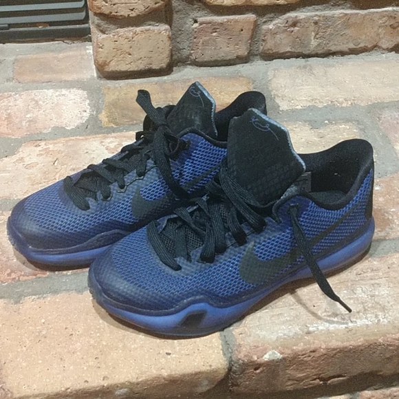 kobe blackout shoes